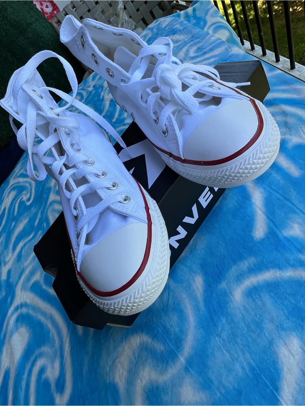 Converse unisex ' White High-Top Sneakers with Red Accent. Mens 8 / Womens 10